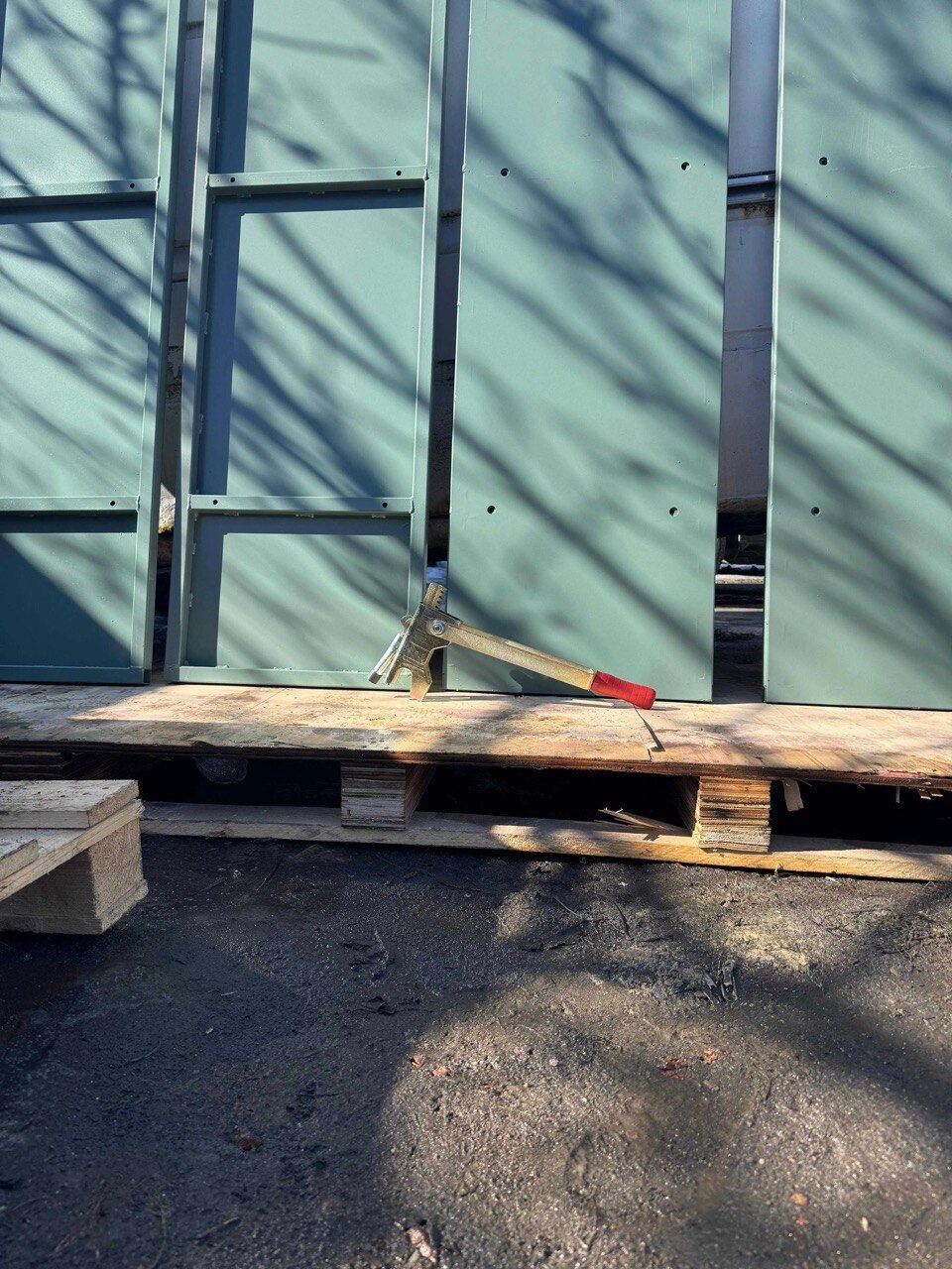 Деталь щита з отворами під замки